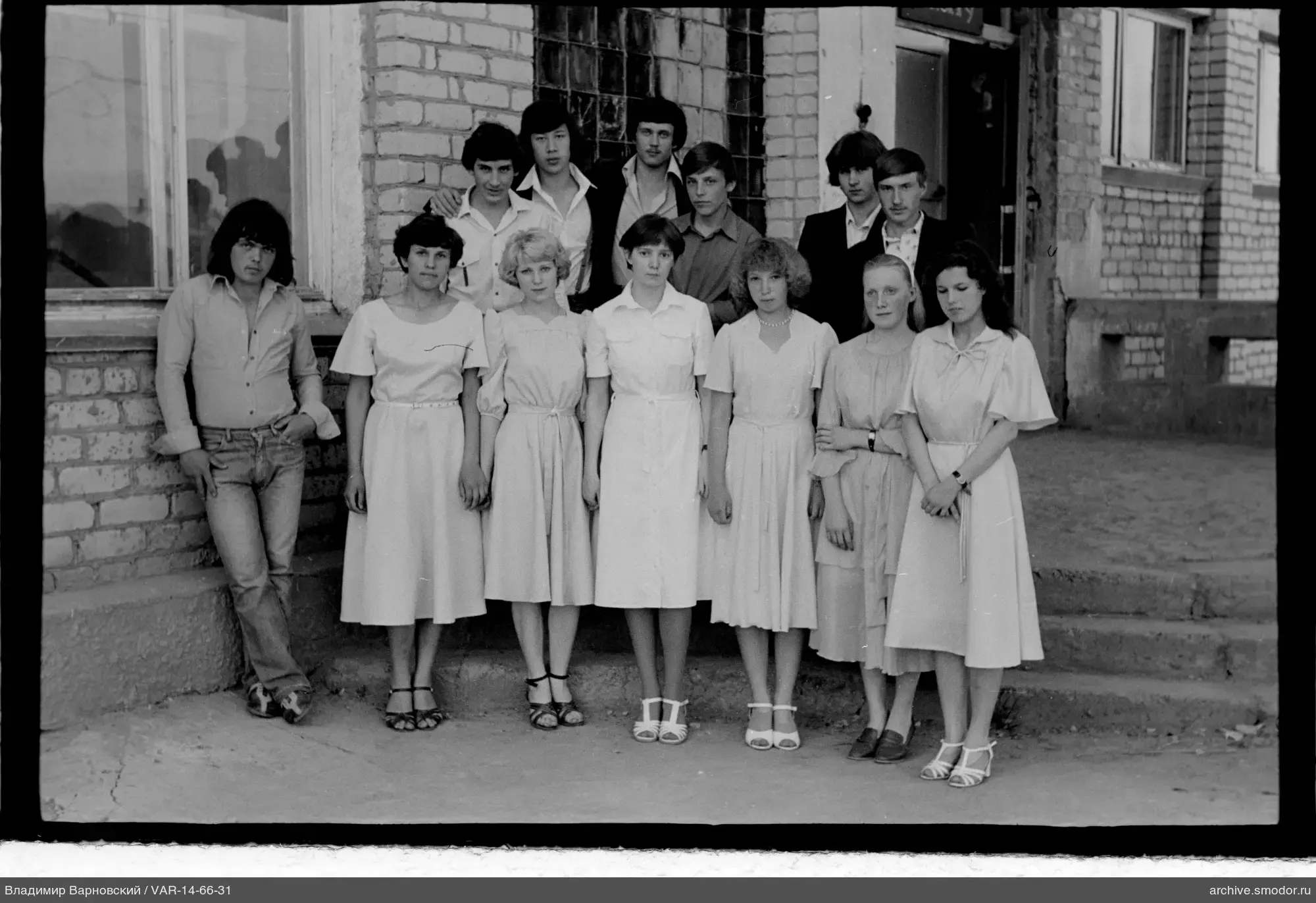 Групповой портрет на ступеньках здания