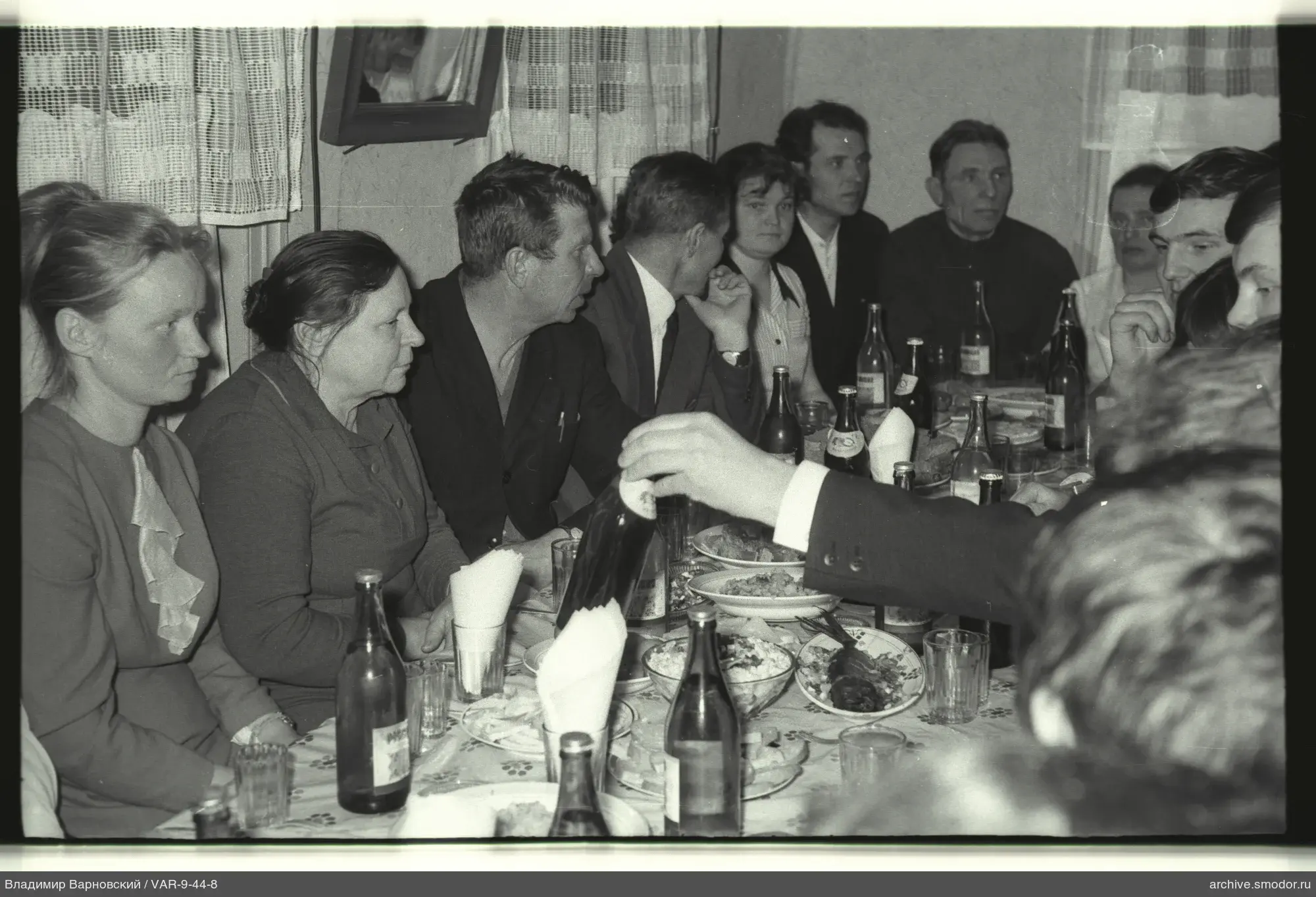 Gruppe am Tisch mit Geschirr und Flaschen