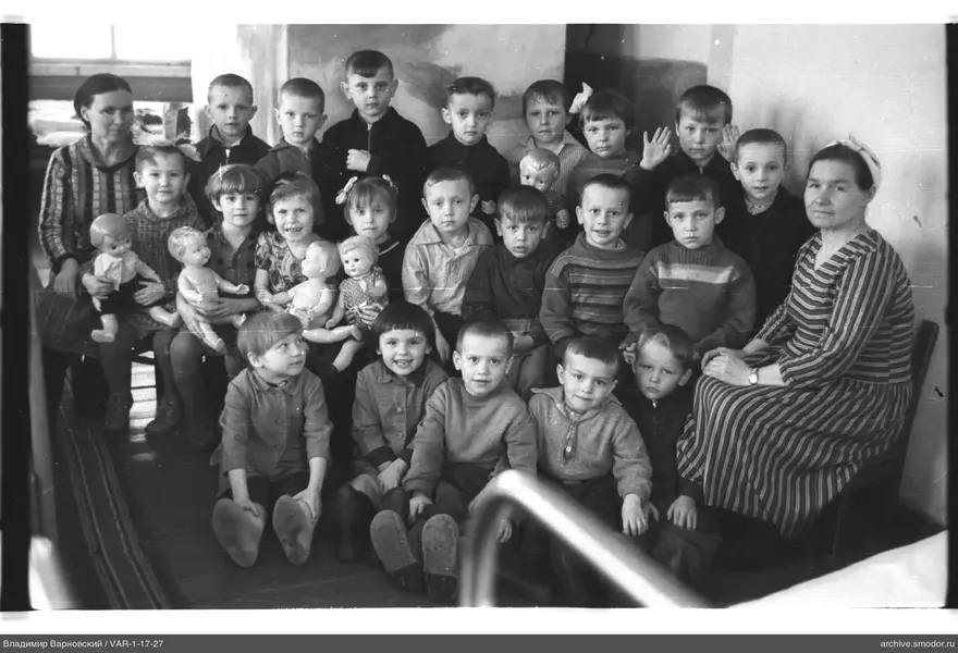 Gruppenporträt von Kindern und Frauen