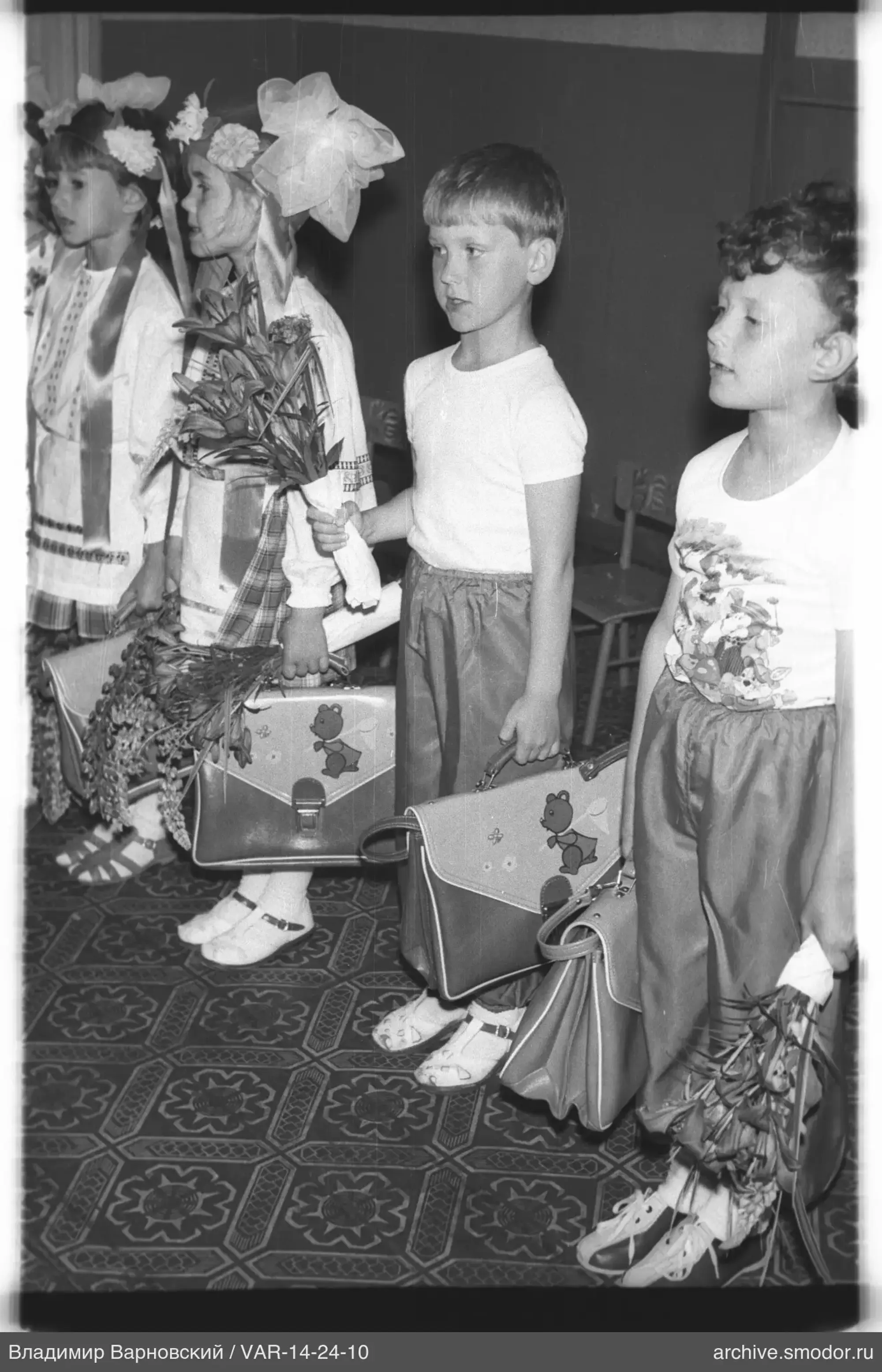 Gruppenporträt von Kindern mit Schultaschen
