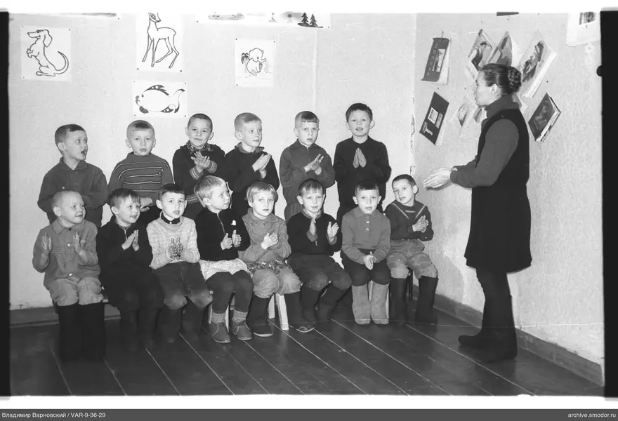 Gruppe von Jungen und Frau im Raum