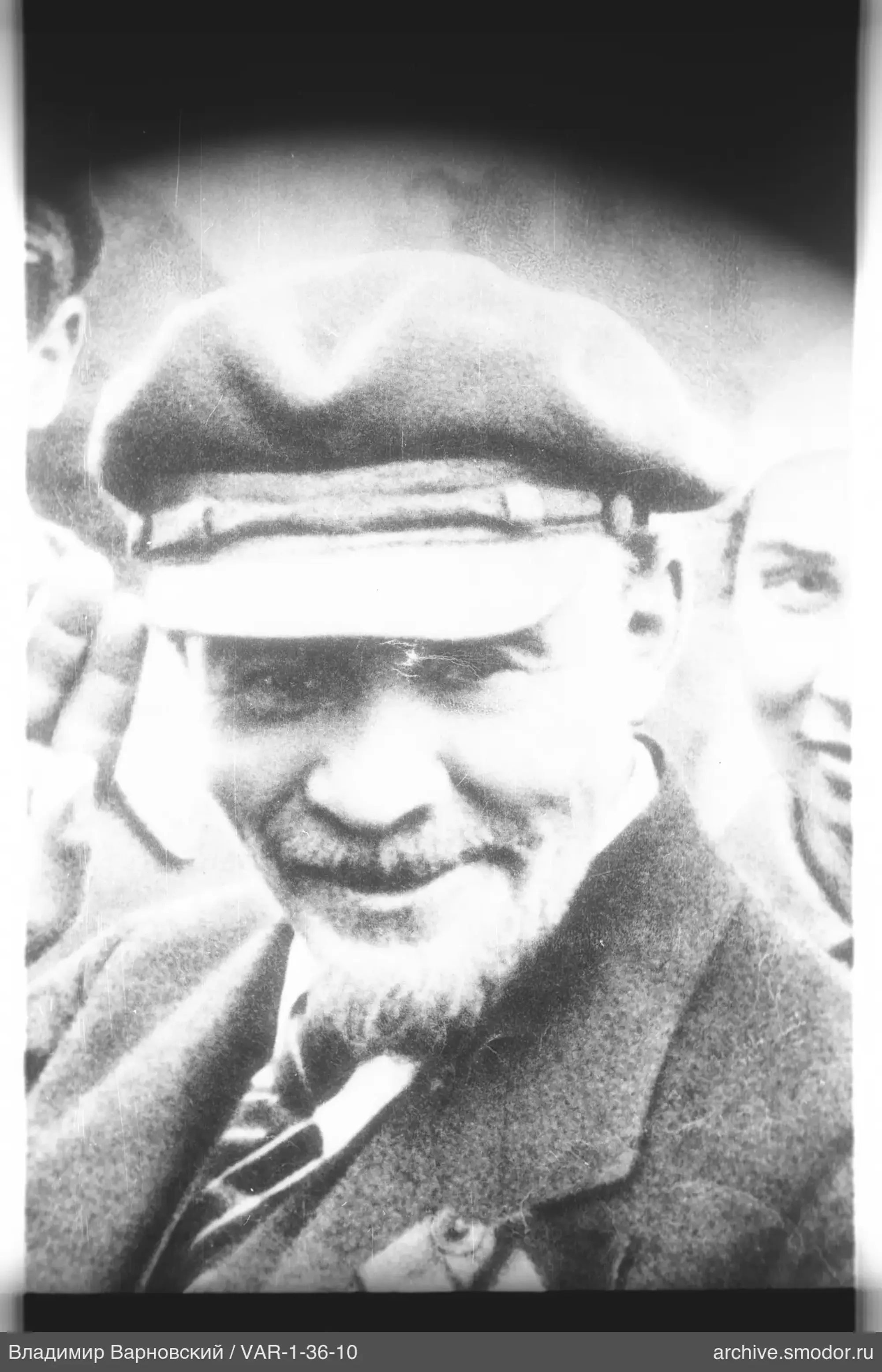 Портрет мужчины в кепке и пальто