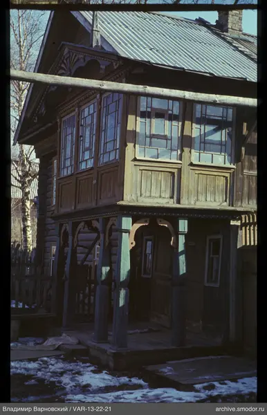 Zweistöckiges Holzhaus mit Veranda und Schnee