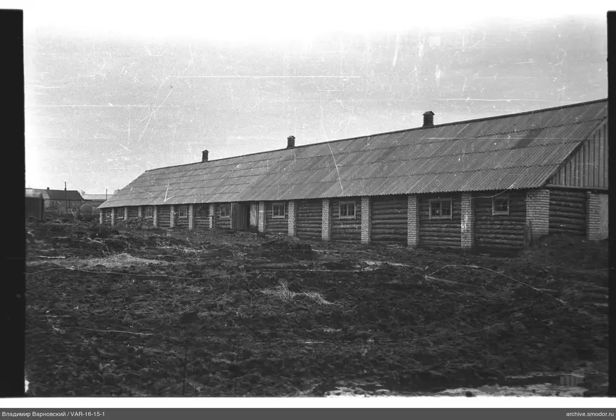 Langes Holzgebäude mit Fenstern und Tür