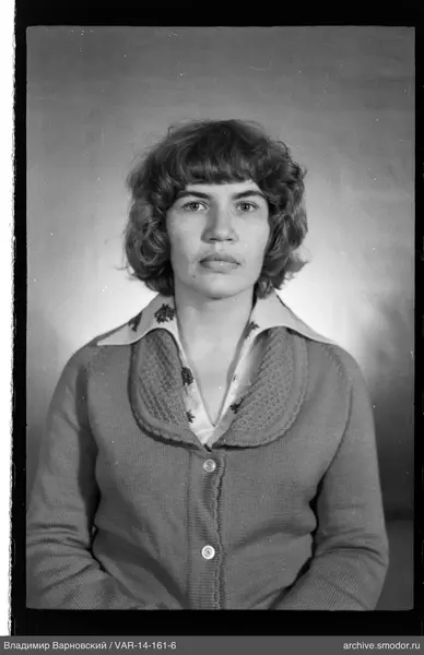 Портрет женщины в светлом с цветочным узором