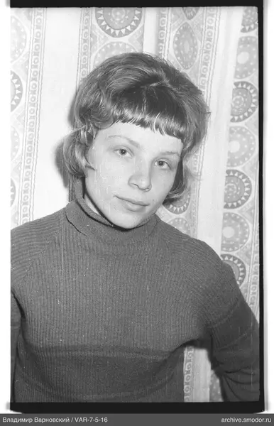 Porträt einer Frau in dunklem Pullover