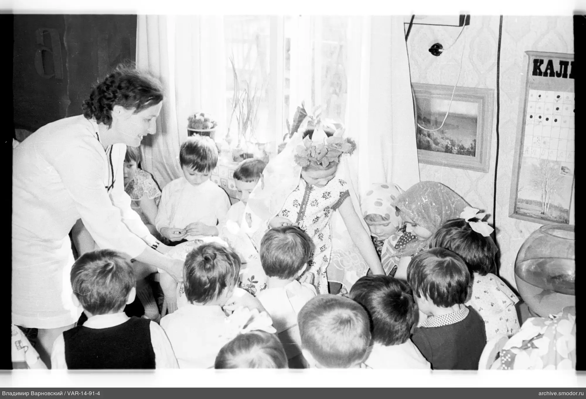 Frau mit Kindern im Raum