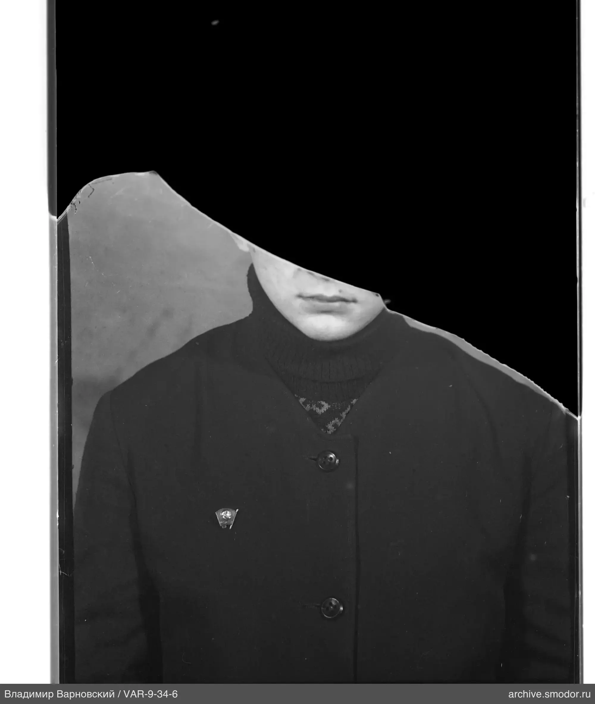 Porträt eines Mannes in Mantel und Pullover