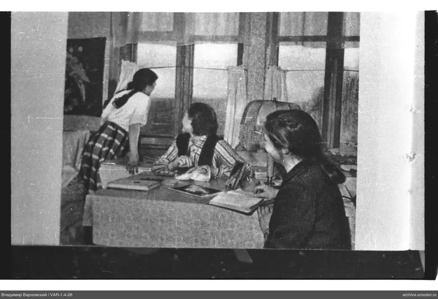Три женщины в комнате с книгами и бумагами
