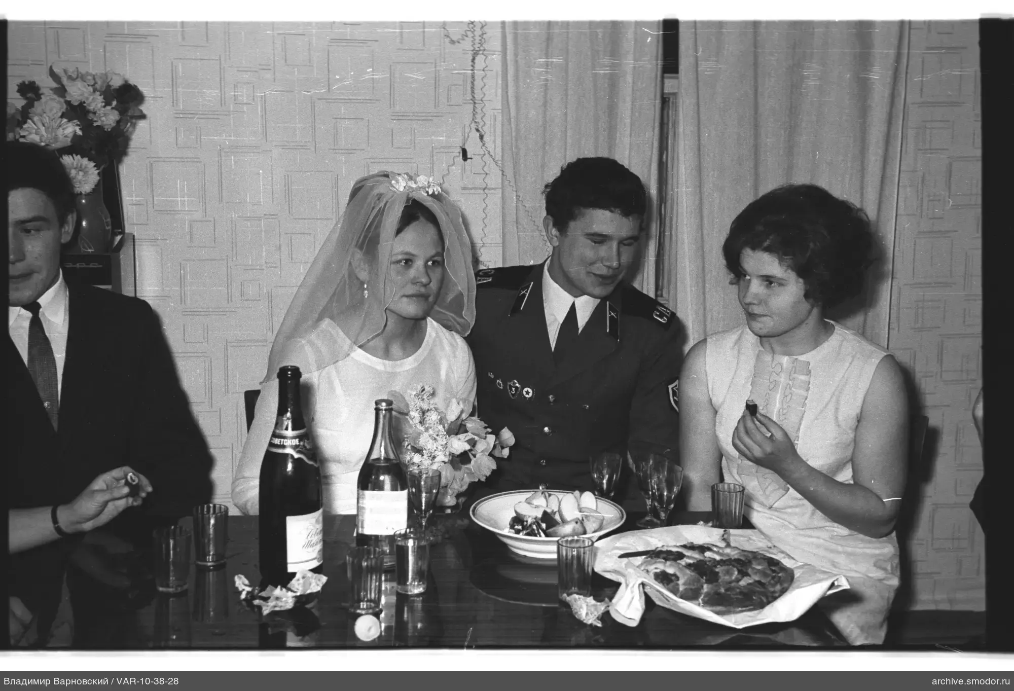 Gruppenporträt am Tisch