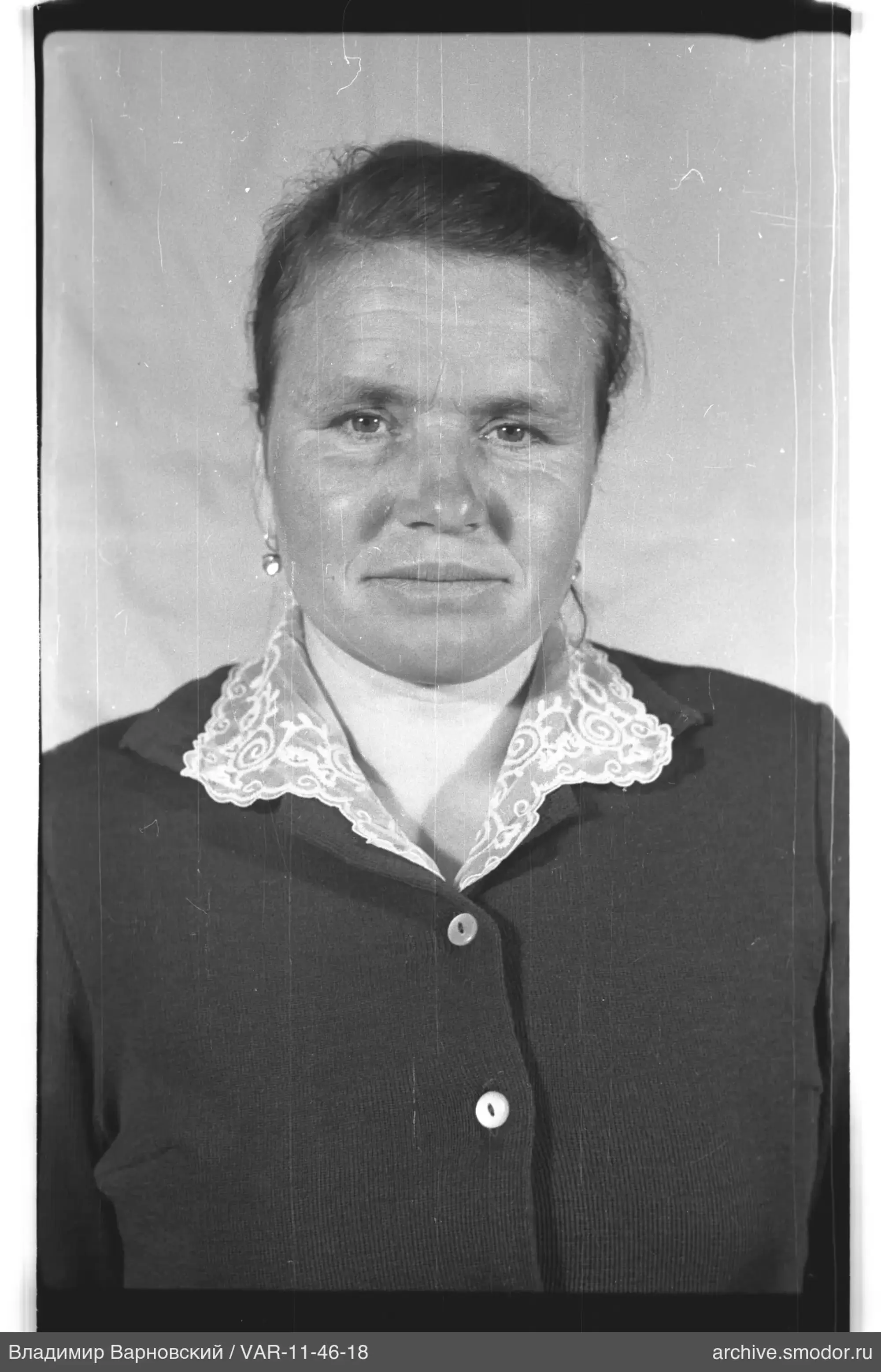 Porträt einer Frau in dunklem Cardigan