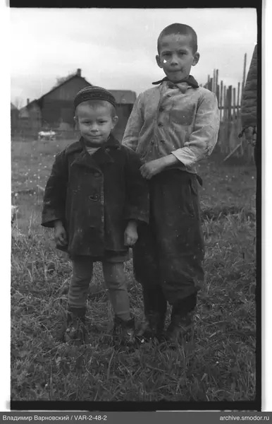 Gruppenporträt zweier Jungen