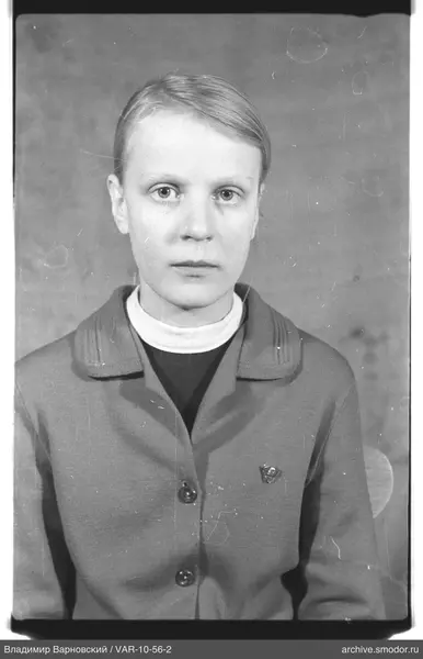 Портрет женщины с короткими светлыми волосами