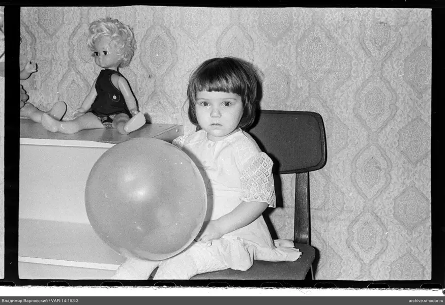 Mädchen mit Ball und Puppe
