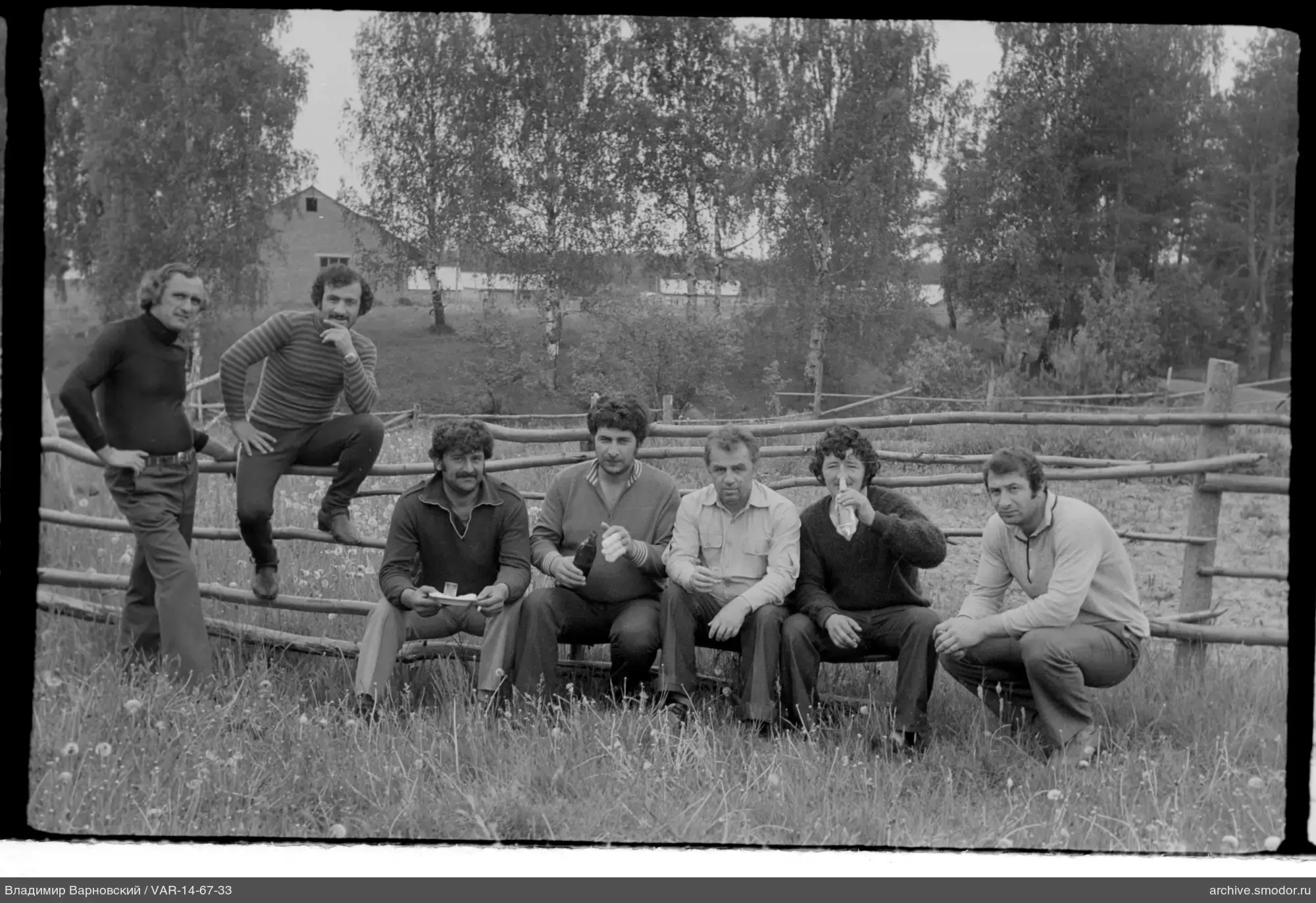 Gruppe von Männern im Freien