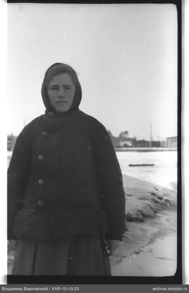Frau in gesteppter Jacke und Musterrock