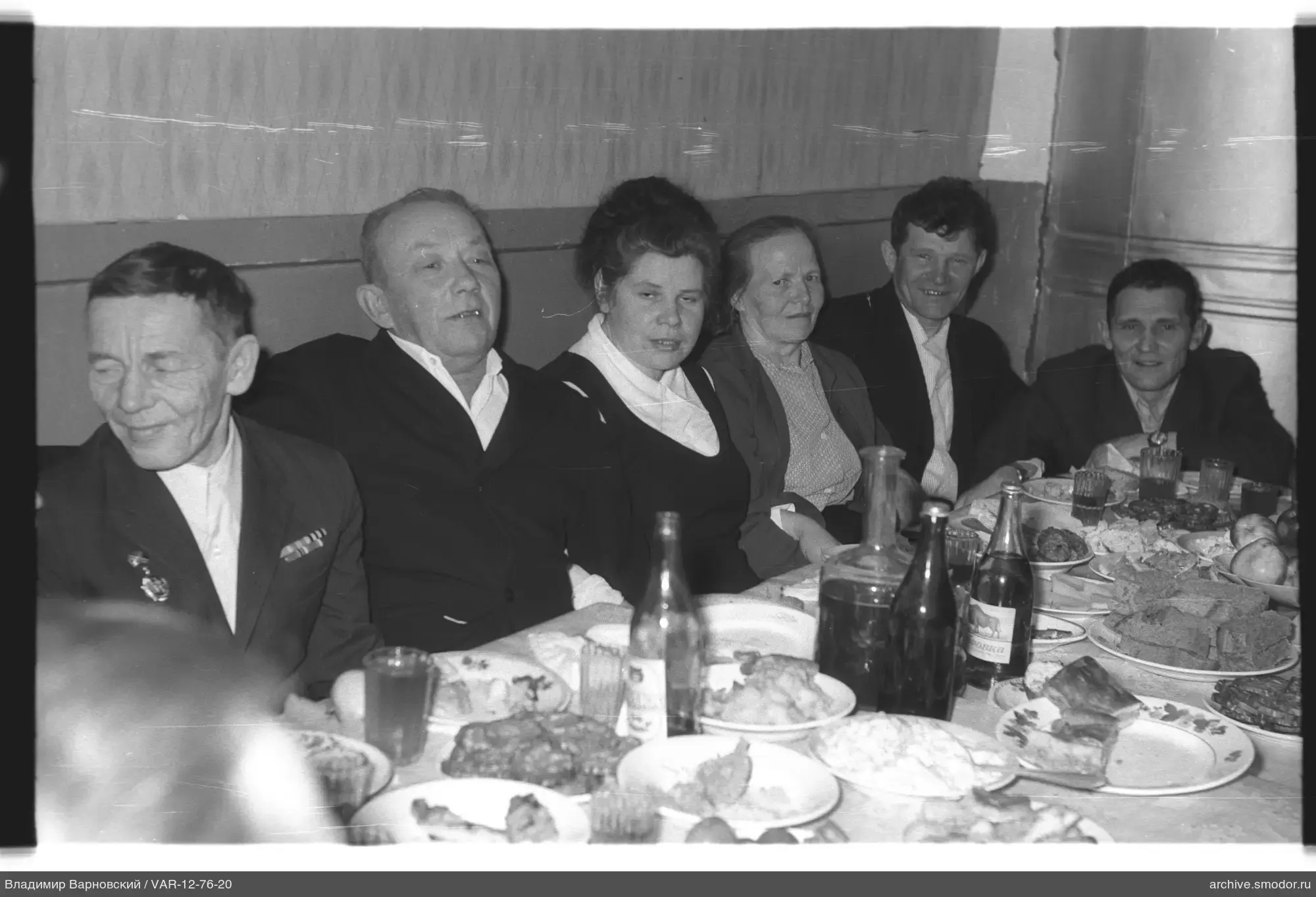 Gruppenporträt am Tisch mit Essen