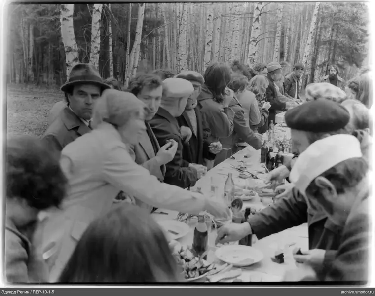 Gruppe von Menschen am Tisch im Wald