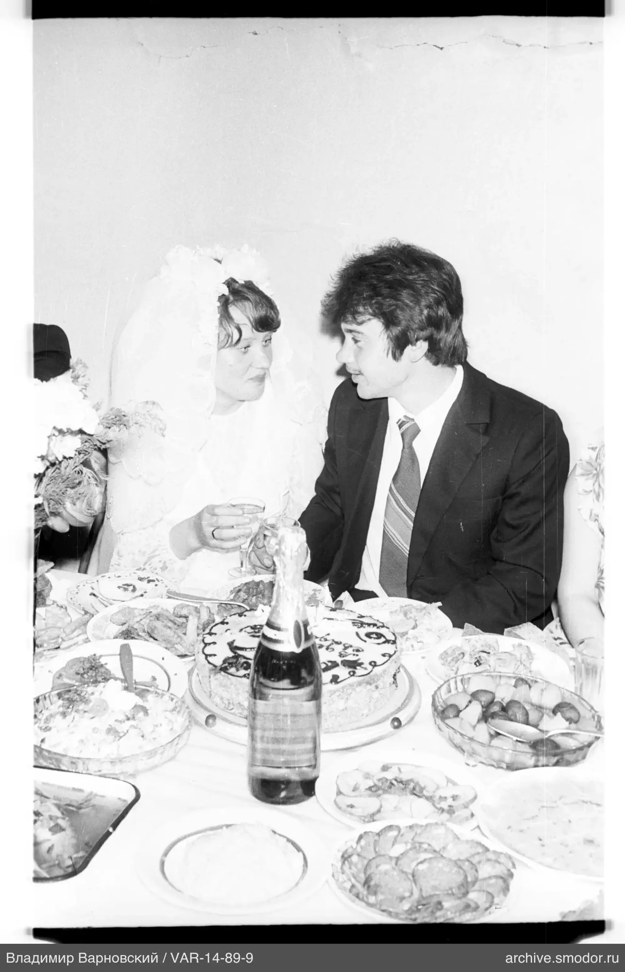 Braut und Bräutigam am Hochzeitstisch
