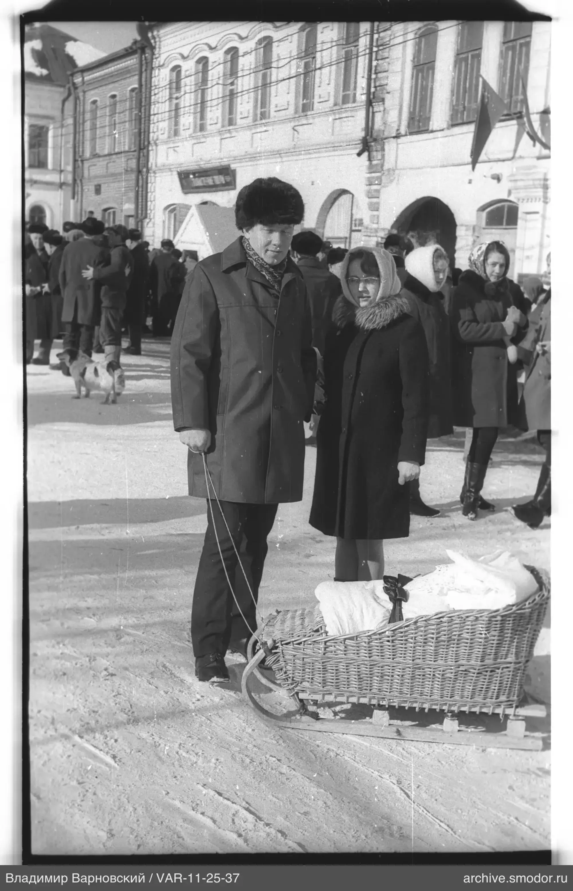 Мужчина и женщина с санями на улице