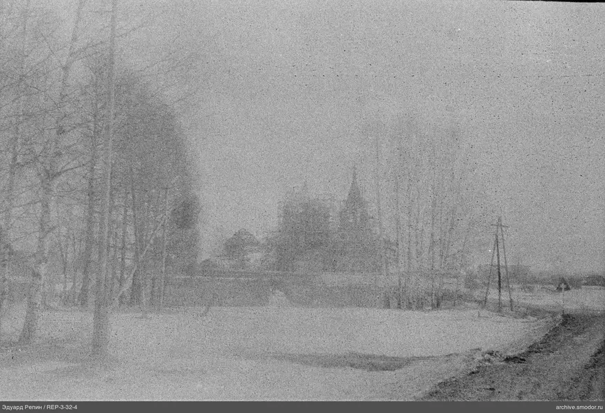 Landschaft mit Straße und Gebäude im Nebel