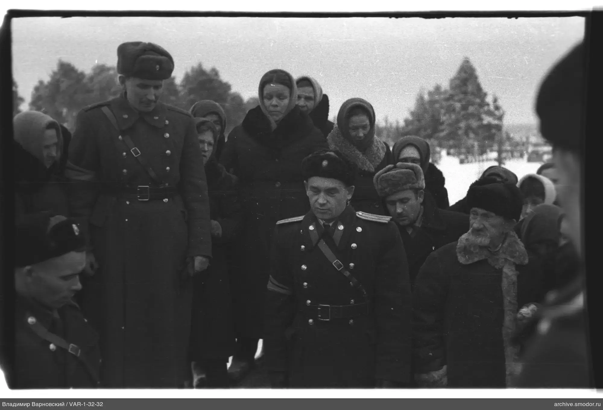 Gruppe in Militäruniformen und Zivilkleidung