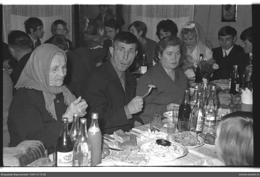 Мужчины и женщины за праздничным столом