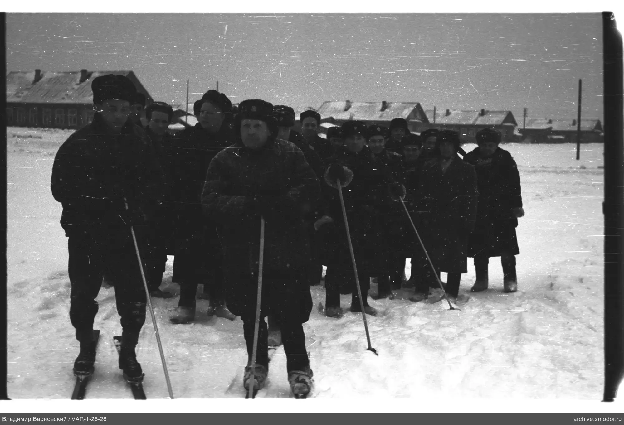 Gruppe im Schnee mit Skiern und Pelzmützen