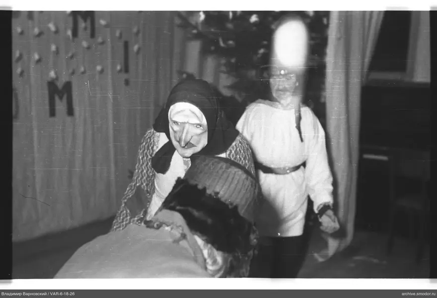 Menschen mit Maske und Weihnachtsbaum