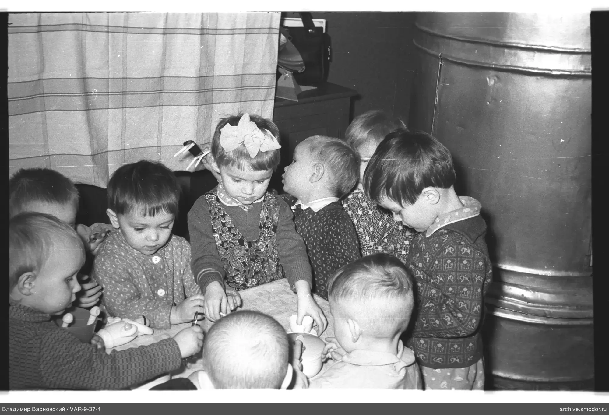 Kinder um einen Tisch
