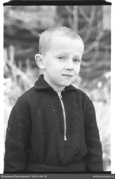 Porträt eines Jungen im dunklen Pullover