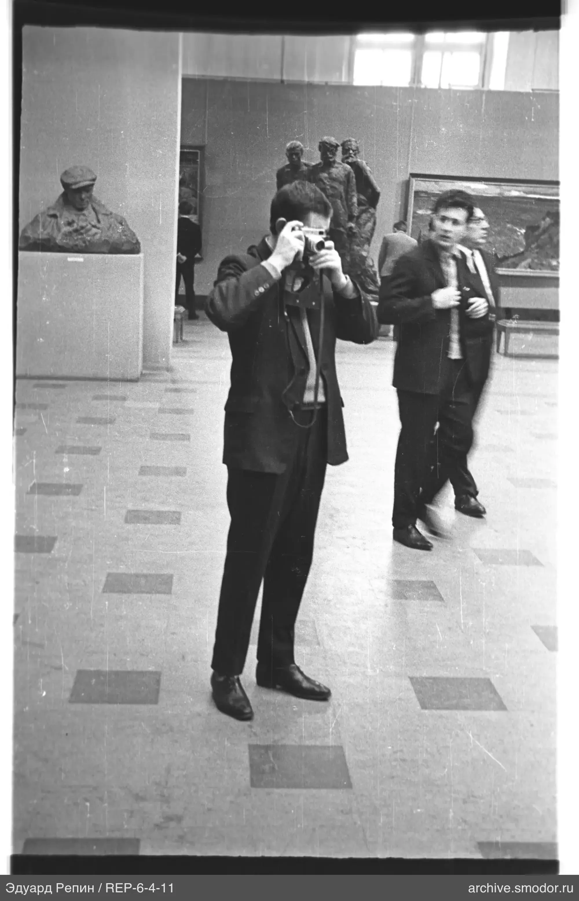 Mann fotografiert bei einer Veranstaltung