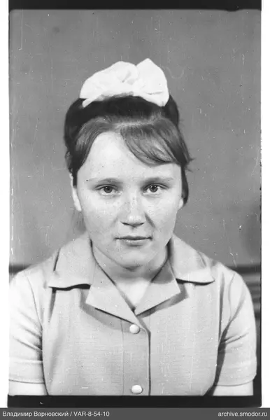 Porträt einer Frau mit Schleife im Haar
