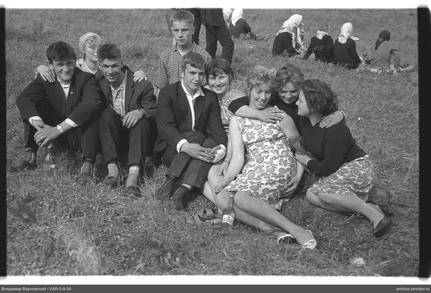 Group portrait of young people on the grass