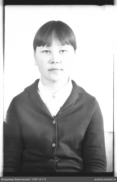 Porträt einer Frau in einem Cardigan