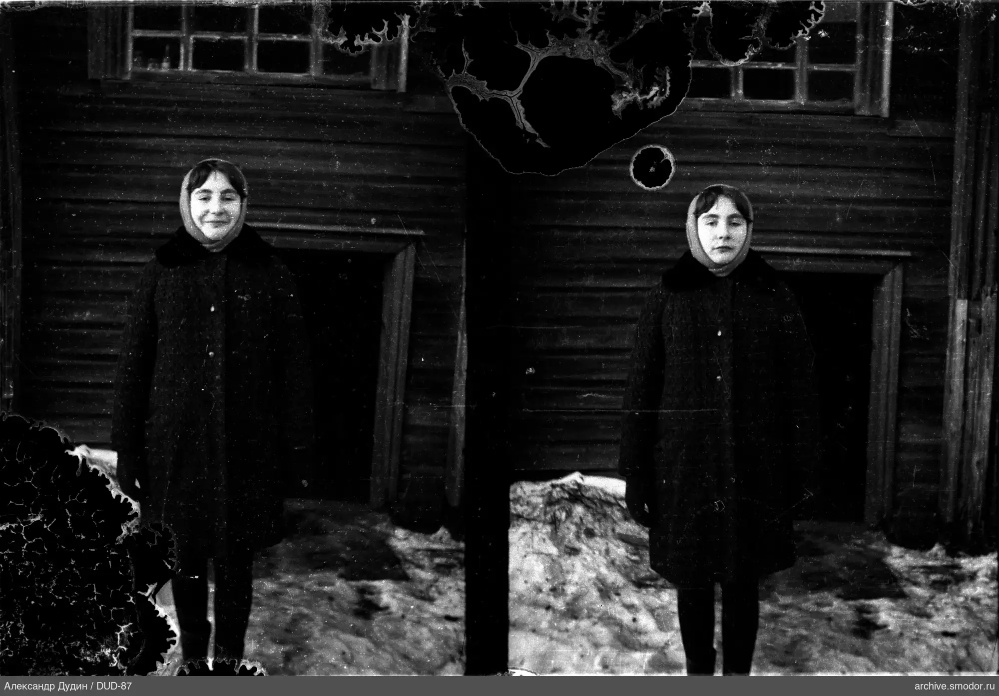 Две фотографии женщины у деревянного дома