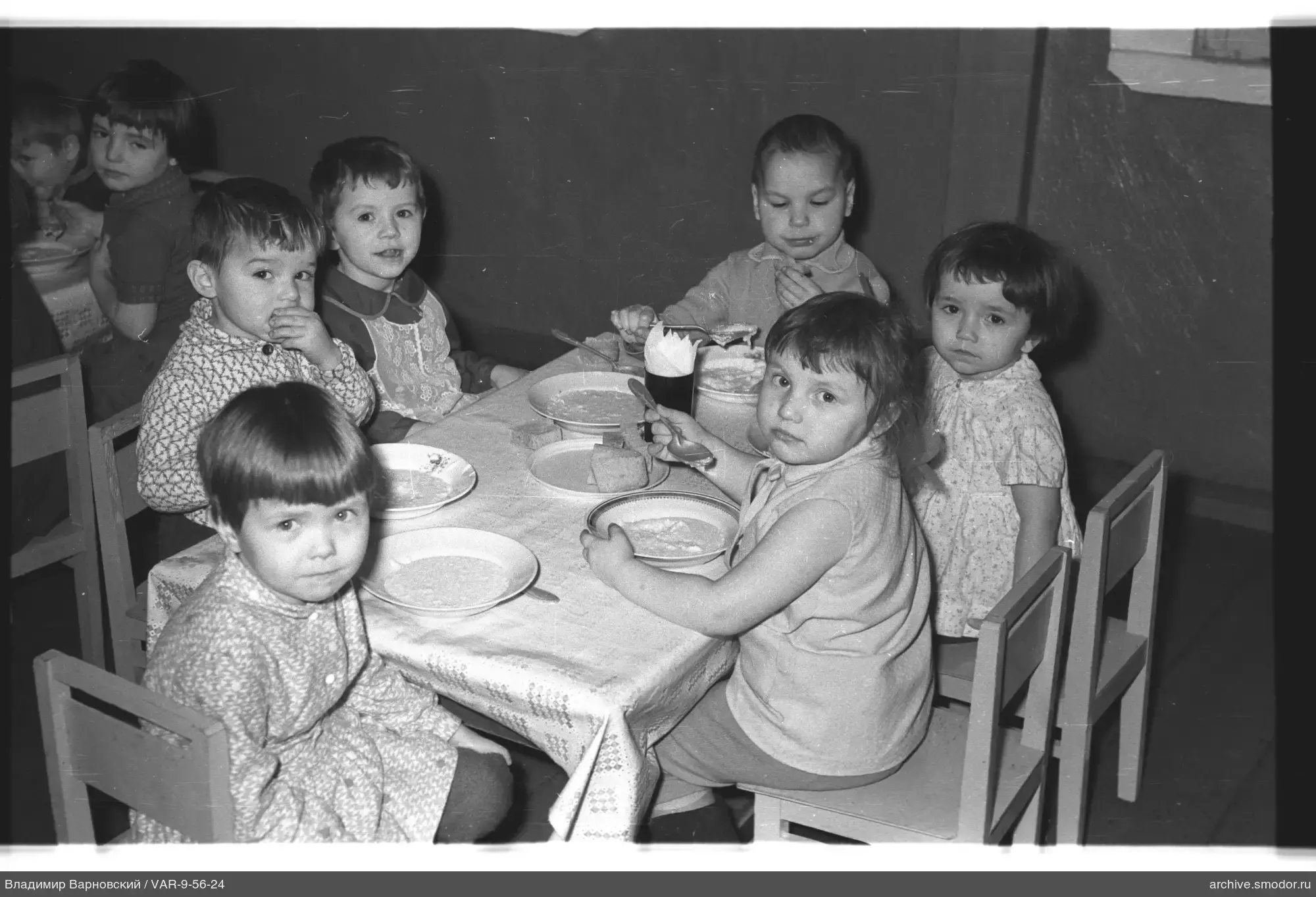 Kinder am Tisch