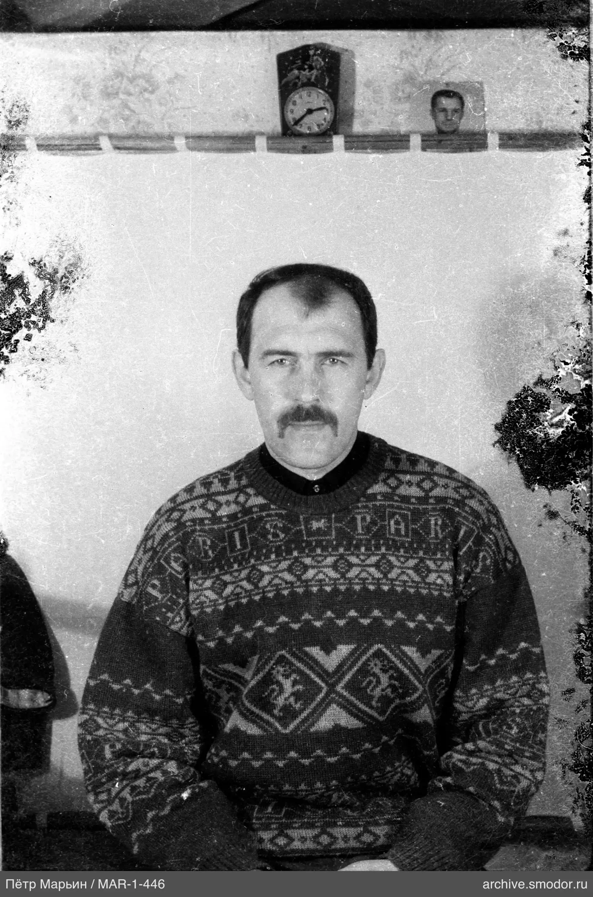 Porträt eines Mannes in Pullover und Hemd
