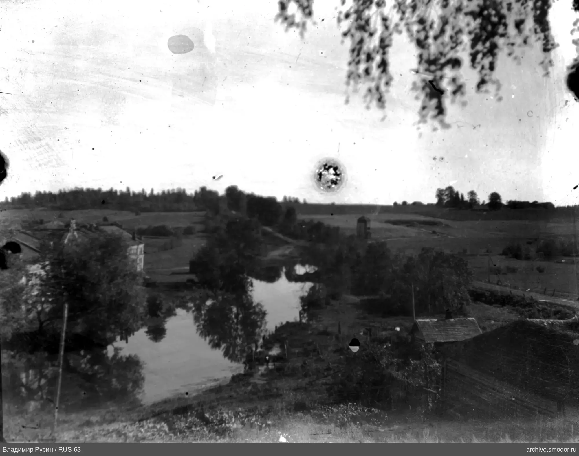 Fluss mit Baumreflexionen und Gebäuden