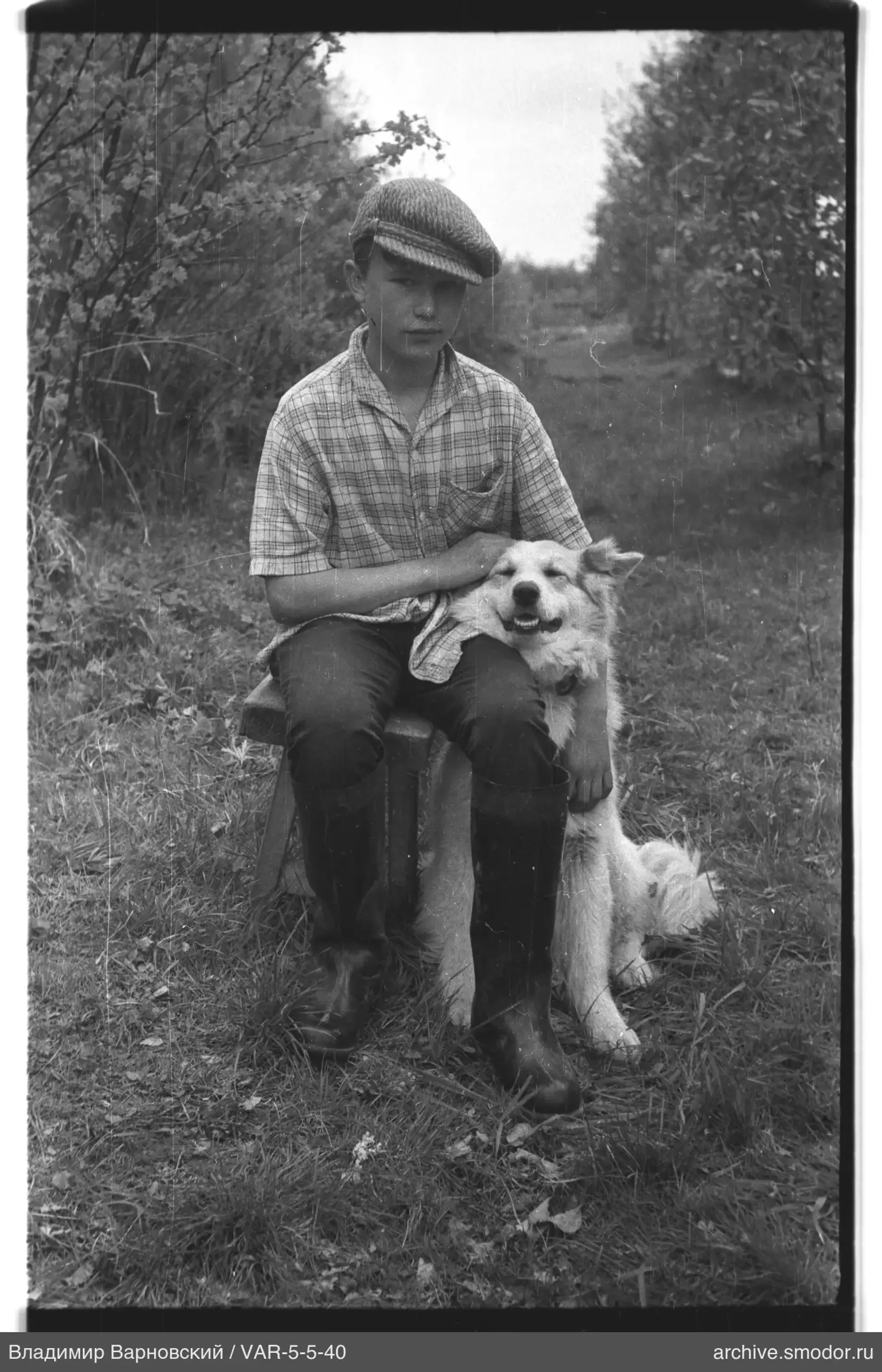 Мальчик с собакой на траве