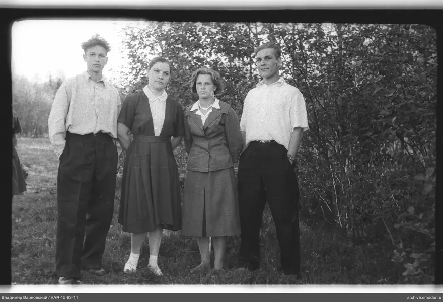 Gruppe von vier Personen auf dem Gras