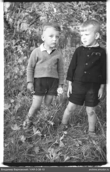 Zwei Jungen auf dem Gras