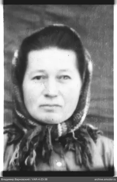 Porträt einer Frau mit Kopftuch