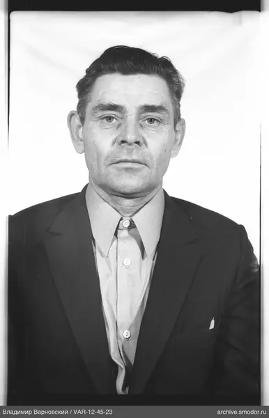 Porträt eines Mannes in Jacke und Hemd