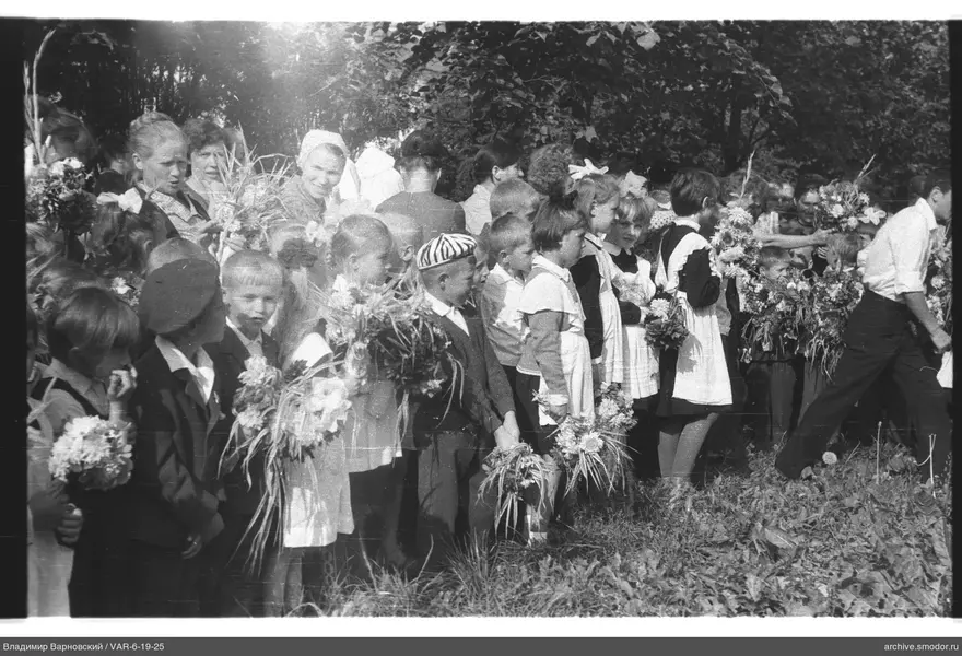 Группа детей и взрослых с букетами