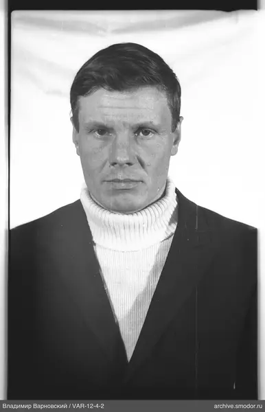 Porträt eines Mannes in Pullover und Jacke
