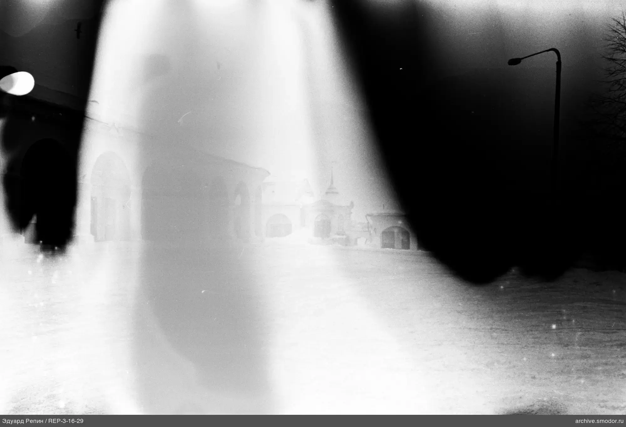 Обзорная фотография с зданиями и деревьями