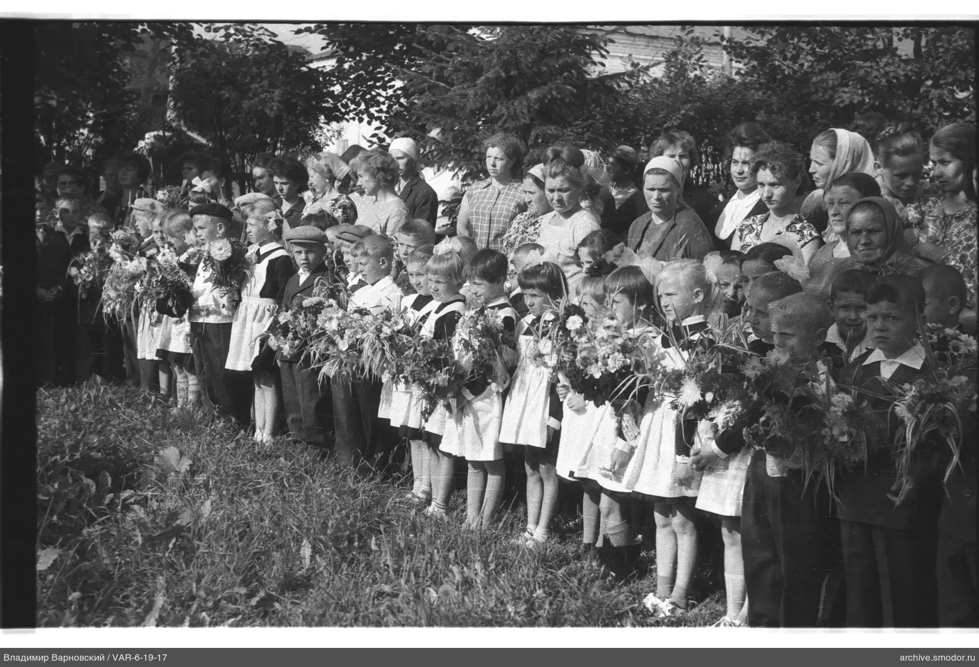 Gruppenporträt von Kindern und Frauen