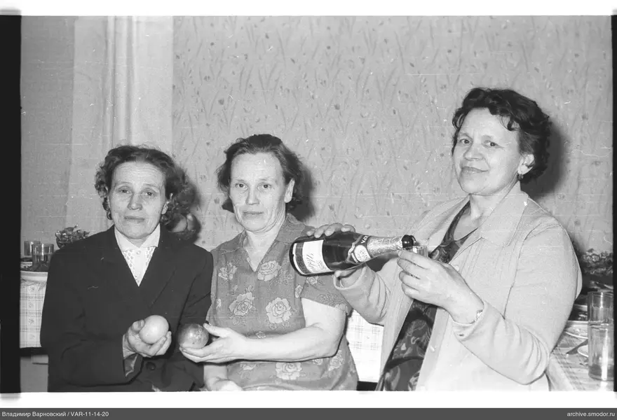 Gruppenporträt von Frauen mit Äpfeln