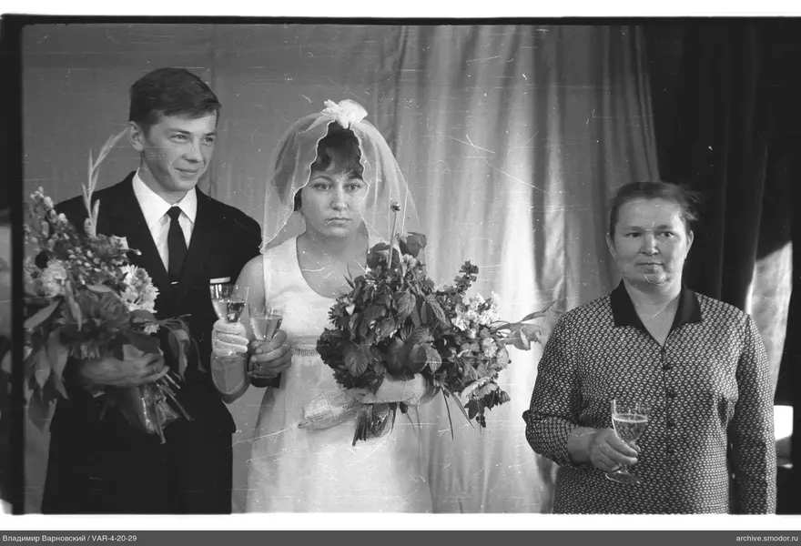 Group portrait with bouquets and glasses